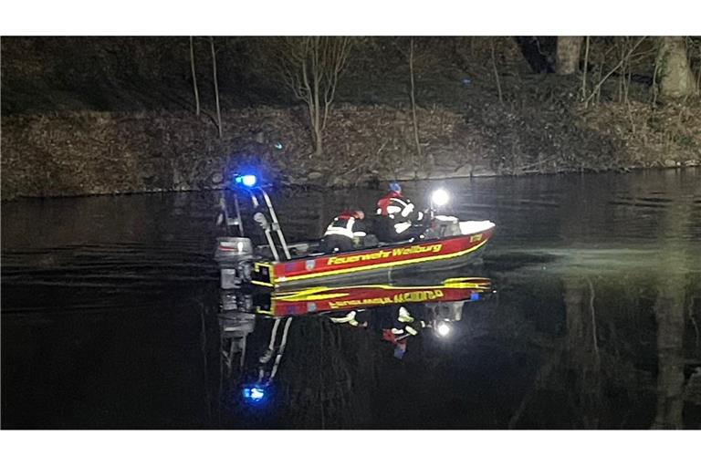 Bei der Suche nach dem Kind sind auch ein Boot und ein Hubschrauber im Einsatz.