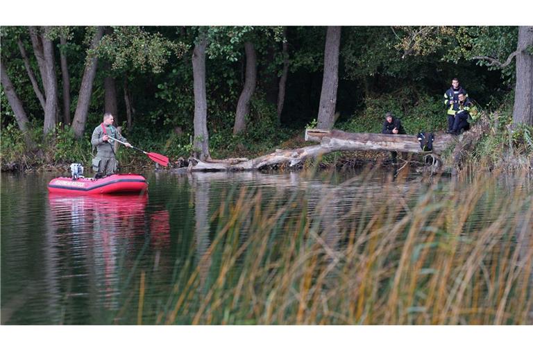 Bei der Suche nach dem vermissten achtjährigen Fabian wird der Uferbereich am Inselsee mit Schlauchbooten, Tauchern und Einsatzkräften in Wathosen durchkämmt.