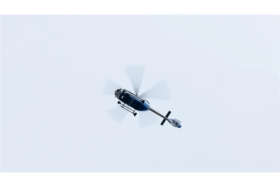 Wildtierkamera führt Retter zu vermisstem Jungen Bei der Suche nach dem Zweijährigen kam auch ein Hubschrauber zum Einsatz. (Symbolfoto)