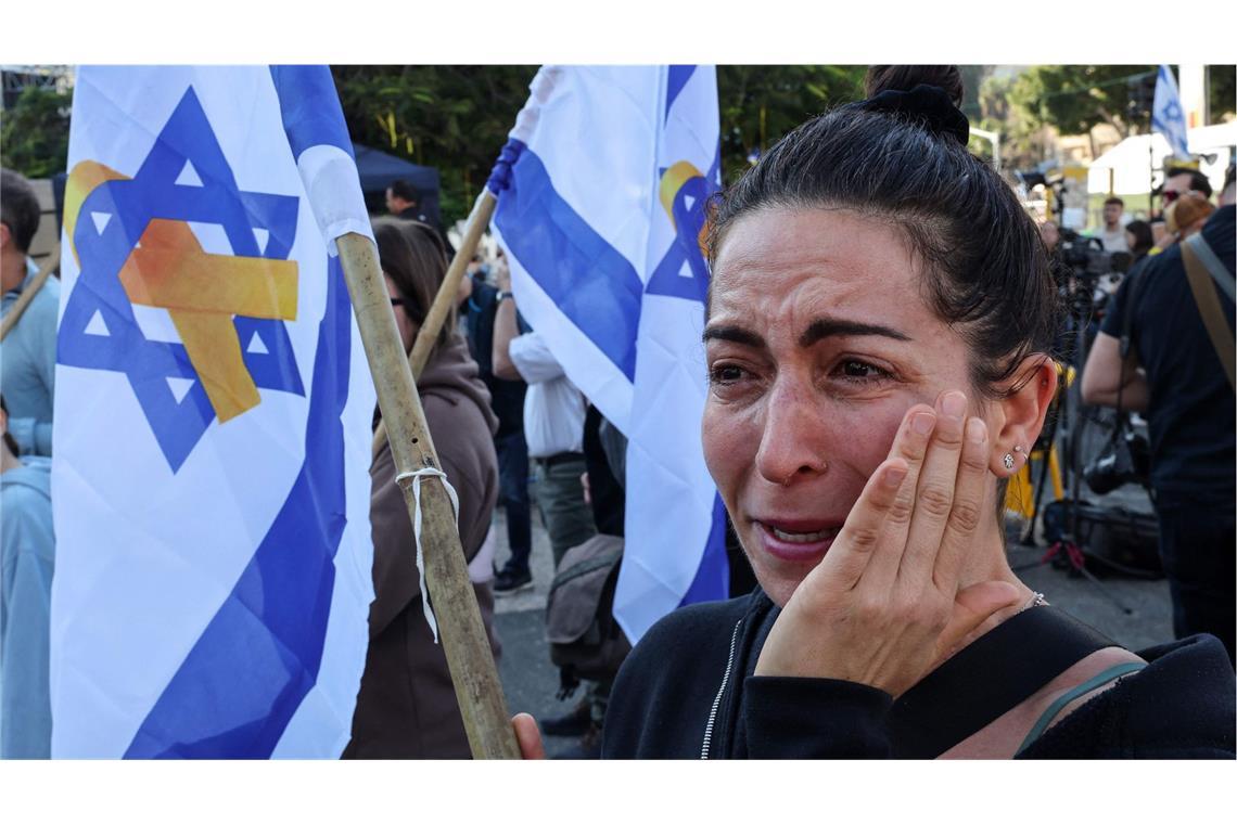 Hamas übergibt weitere israelische Geiseln an Rotes Kreuz Bei der Übergabe an das Rote Kreuz gibt es dieses Mal keine chaotischen Szenen.