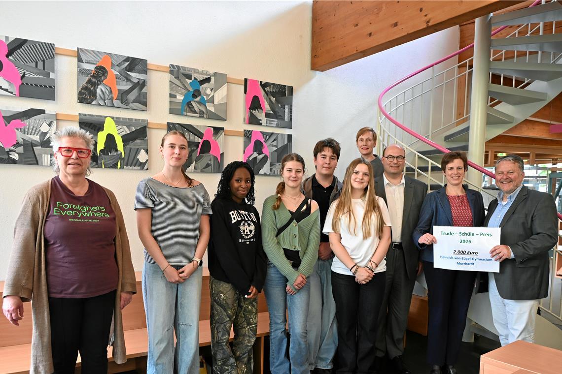 Bei der Verleihung des Preisgelds (von links): Stadtbüchereileiterin und Stiftungsrätin der Trude-Schüle-Stiftung Jutta Brasch, die Jugendlichen des Leistungskurses Kunst Romy Dürrwächter, Merit Ozor, Victoria Müller, Paul Pirkl und Lea Ramberger, Kunstpädagogin Cornelia Kamprath-Scholtz, Bürgermeister Armin Mößner, kommissarische Schulleiterin Annette Zickler-Maier und Michael Heinrich, Vorsitzender der Trude-Schüle-Stiftung. Im Hintergrund sind einige der Architekturbilder zu sehen. Foto. Elisabeth Klaper