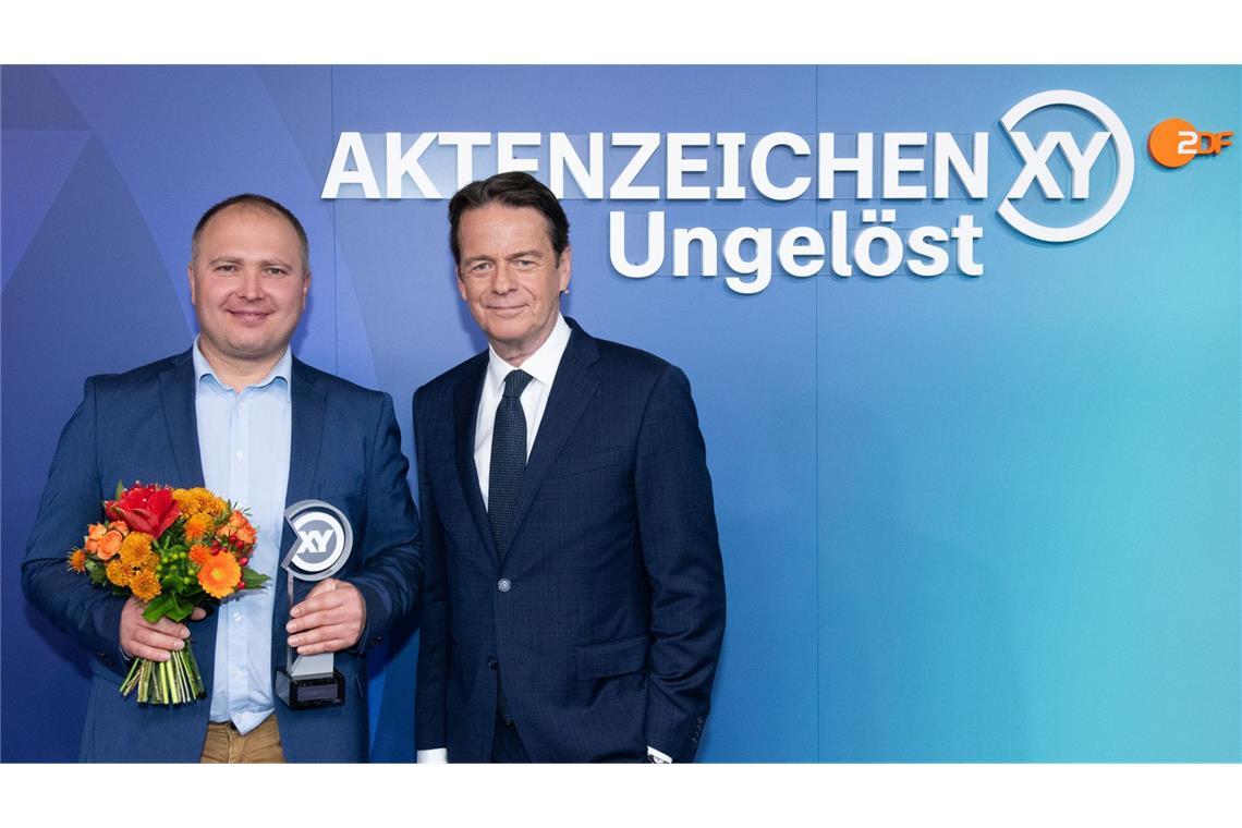 Wie ein Vater aus Baden-Württemberg den Mord an einem Baby verhinderte Bei der Verleihung des XY-Preises: Andreas Bichert (links) mit Rudi Cerne, dem Moderator der ZDF-Sendung „Aktenzeichen XY“.