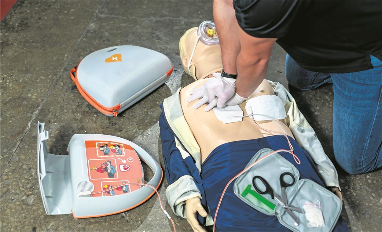 Bei der Verwendung eines Defibrillators erhält der Helfer genaue, selbsterklärende Anweisungen. Foto: stock.adobe.com
