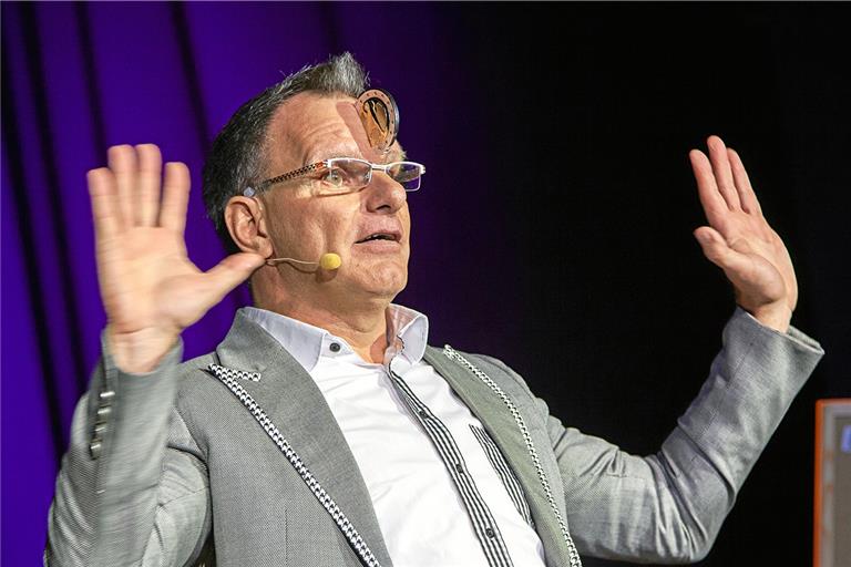 Bei der Vorausscheidung zur deutschen Meisterschaft der Zauberkunst in Mindelheim in der Kategorie Comedy zeigte Jörg Burghardt unter anderem, woher die Redewendung „Geld auf den Kopf hauen“ kommt. Foto: privat