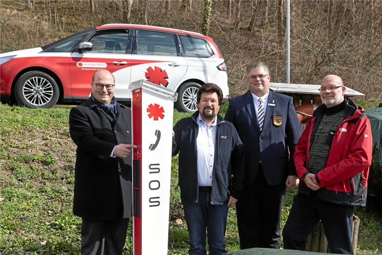 Bei der Vorstellung der Notrufsäule (von links): Bürgermeister Armin Mößner, Uwe Matti, Amtsleiter Wirtschaft, Kultur und Tourismus, Markus Mulfinger von der DLRG, Bezirk Rems-Murr, und Andreas Mihm von der Björn-Steiger-Stiftung. Foto: J. Fielder