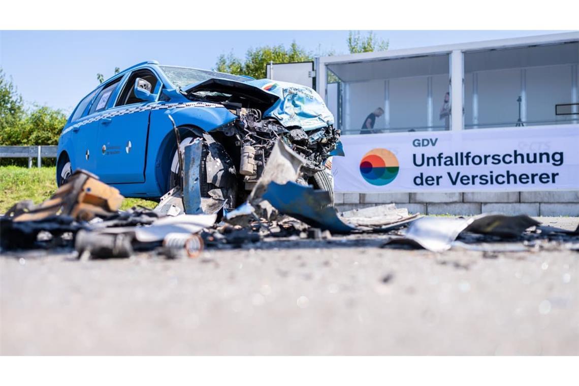 Bei der Vorstellung der Studie hat Brockmann bei einem Crashtest mit Tempo 100 zwei Autos aufeinanderprallen lassen. Das Ergebnis ist erschreckend. Ähnlich erschreckend findet Brockmann sein Studienergebnis.