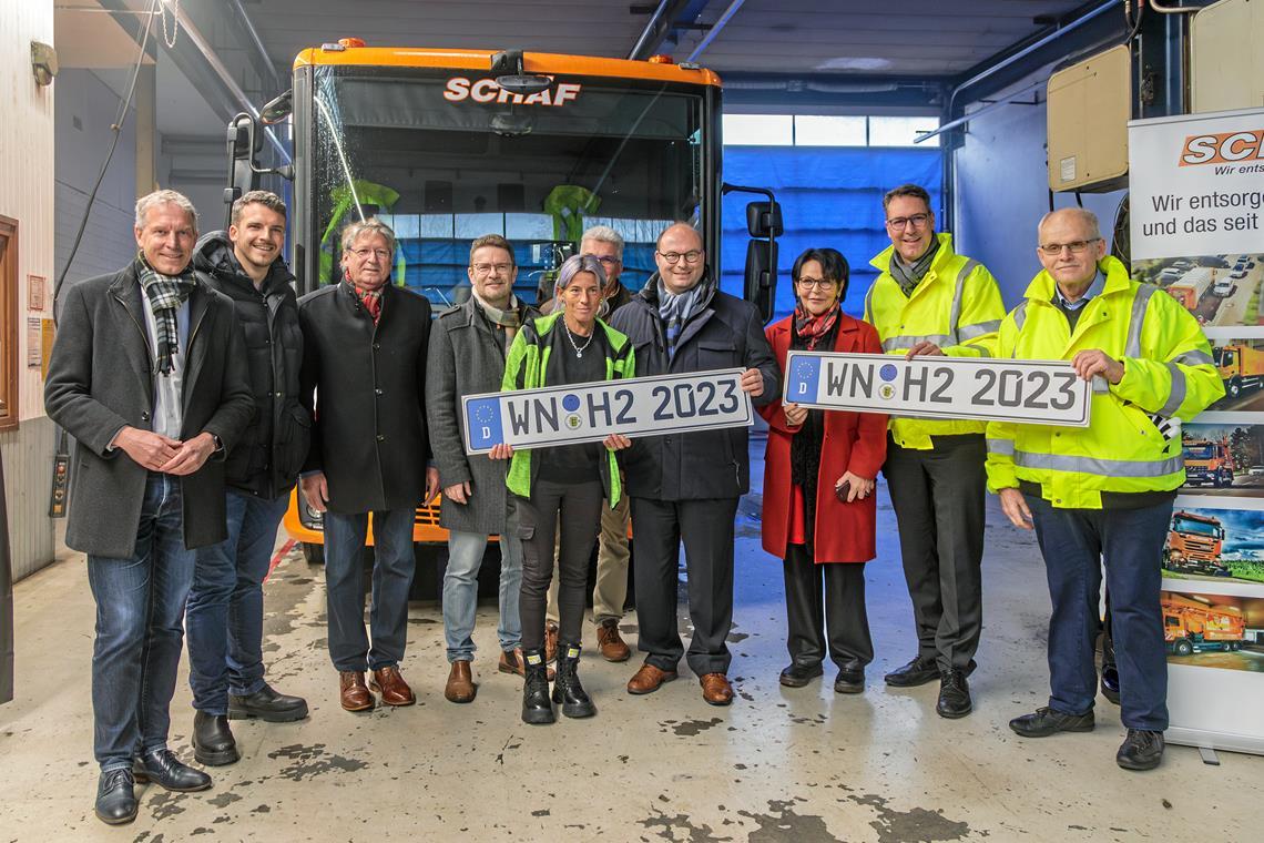 Das erste Wasserstoffmüllauto ist startklar Bei der Vorstellung des neuen Gefährts (von links): FDP-Landtagsabgeordneter Jochen Haußmann, Bürgermeister Raimon Ahrens, Klaus Harald Kelemen, Bürgermeister Christoph Jäger, Christine Schäf, Heribert Gantner, Bürgermeister Armin Mößner, Isolde Fleuchaus, Landrat Richard Sigel und Edgar Schäf.