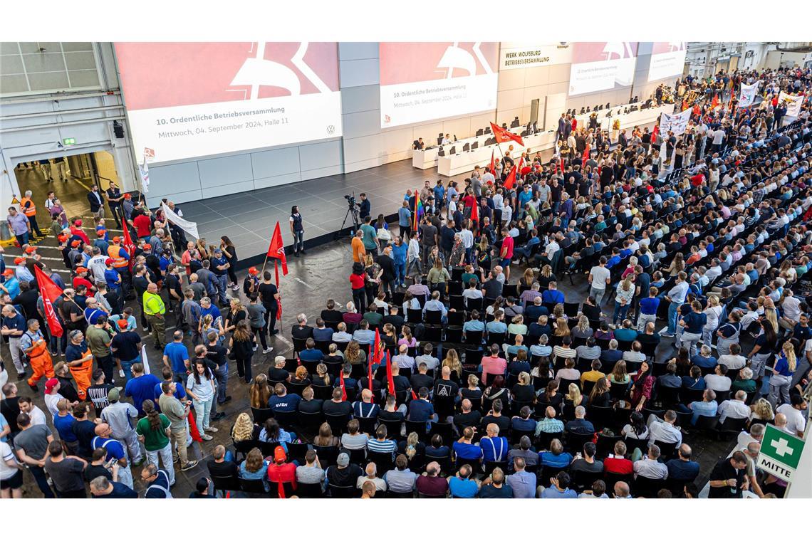VW-Spitze und Betriebsrat stellen sich der Belegschaft Bei der VW-Betriebsversammlung im September hatten Mitarbeiter noch gegen die Sparpläne des Konzerns protestiert. (Archivfoto)
