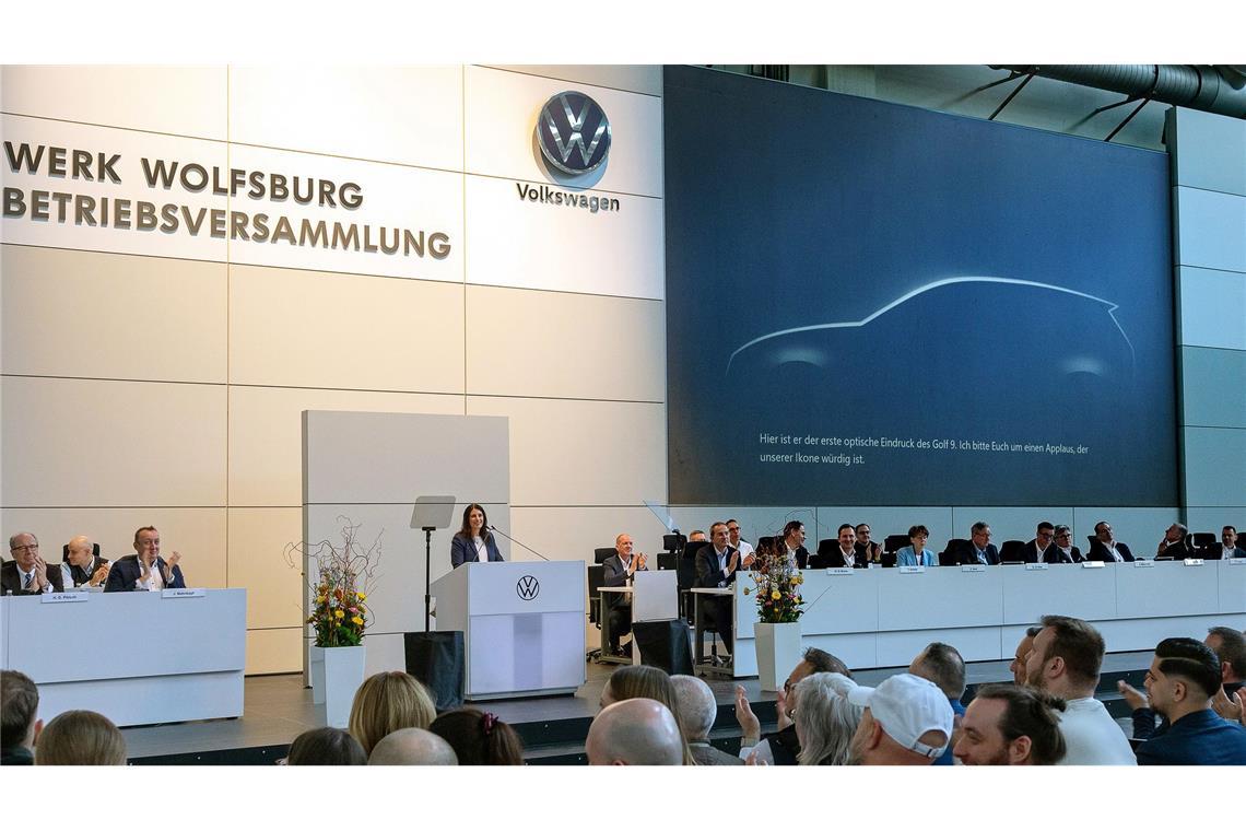 Bei der VW-Betriebsversammlung sind die Umrisse des kommenden Golf 9 erstmals auf der Leinwand zu sehen.