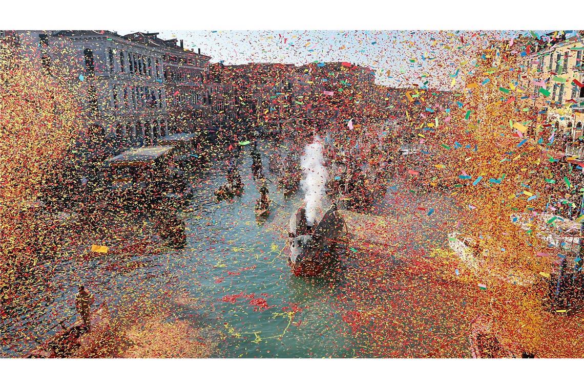 Bei der Wasserparade im Karneval in Venedig wird mit viel Konfetti gefeiert.