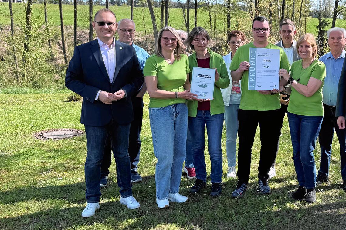 Bei der Zertifizierungsfeier freuen sich (von links): Damian Komor, Holger Grauf, Daniela Giera, Bettina Hofmann, Kerstin Hügelschläfer, Brigitte Kallina, Oliver Stefan, Marvin Göbel, Bianca Steidl, Udo Kallina, Karl-Dieter Diemer und Raphaela Prodöhl. Foto: privat