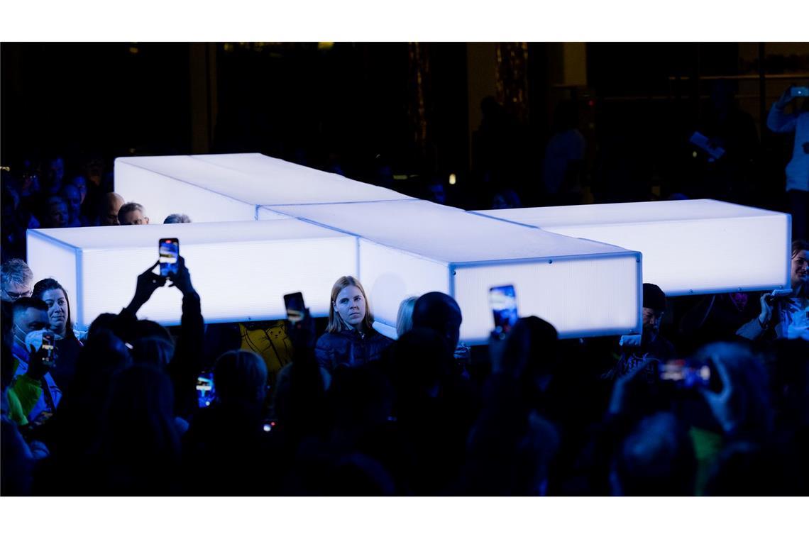 Bei "Die Passion" wurde stets ein großes Kreuz durch Innenstädte getragen - 2026 wird es nicht der Fall sein. (Archivbild)