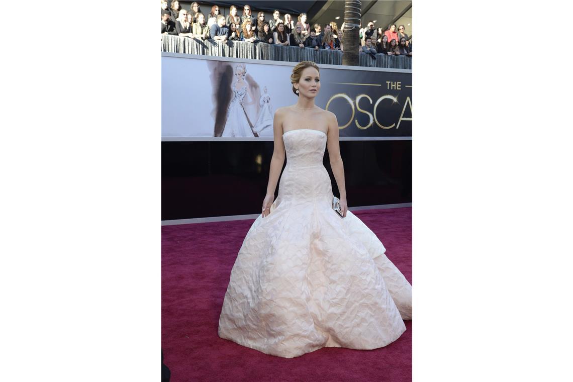 Die schönsten Oscar-Kleider aller Zeiten Bei diesem Kleid macht es auch nichts aus, wenn man die Treppe zur Oscar-Bühne hinauffällt: 2013 zeigte Jennifer Lawrence in Dior, wie wahre Eleganz aussieht.