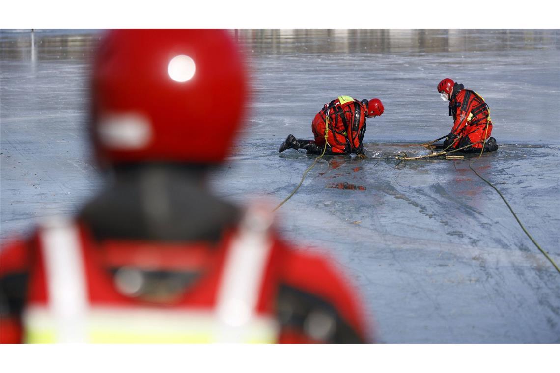 Bei diesem Übungsszenario wird eine Person aus einem Loch im Eis gerettet und ein Notfall simuliert. Am Bodensee sind am Mittwochnachmittag zwei Männer ins Eis eingebrochen. (Symbolbild)
