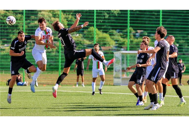 Bei dieser Flanke passiert dem GSV Maichingen (in Schwarz) noch nichts: In der zweiten Halbzeit aber schlägt der FC Esslingen (in Weiß) zweimal nach einer hohen Hereingabe zu.