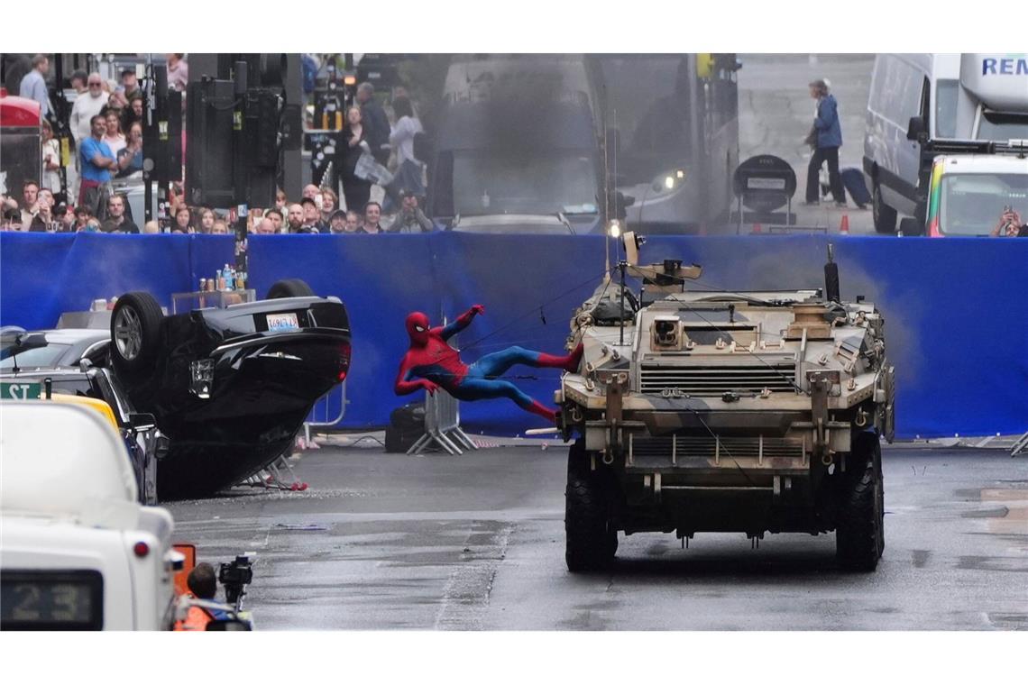 Bei Dreharbeiten zum neuen Marvel-Film "Spider-Man: Brand New Day". im schottischen Glasgow zeigt die "Spinne", was sie draufhat.