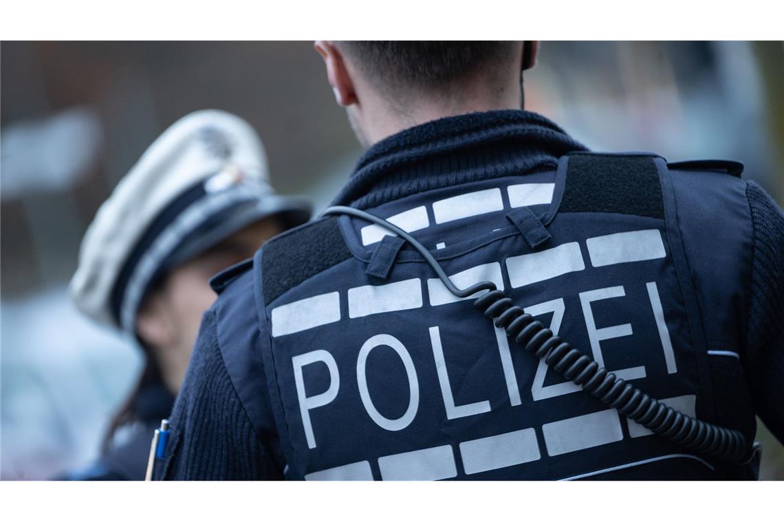 Ermittler schnappen mutmaßliches Betrüger-Duo Bei Durchsuchungen fanden die Ermittler den Angaben nach mutmaßlicher Tatkleidung und Beweismittel. (Symbolbild)