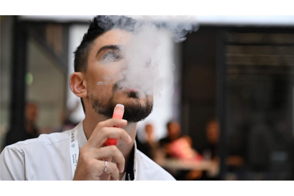 Bei E-Zigaretten wird nichts verbrannt - es wird eine Flüssigkeit erhitzt, deren Dampf man inhaliert.