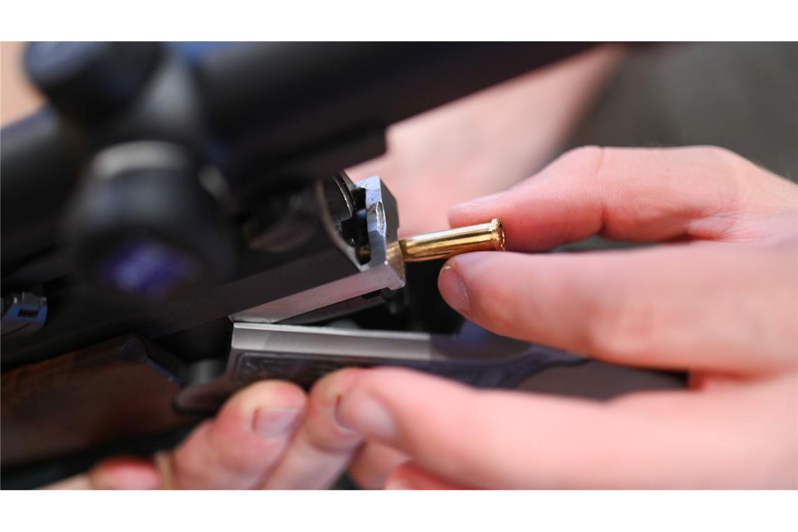 Bei einem 60-jährigen Mann in Lübtheen hat die Polizei nach eigenen Angaben Waffen und Sprengstoff sichergestellt. (Symbolbild)