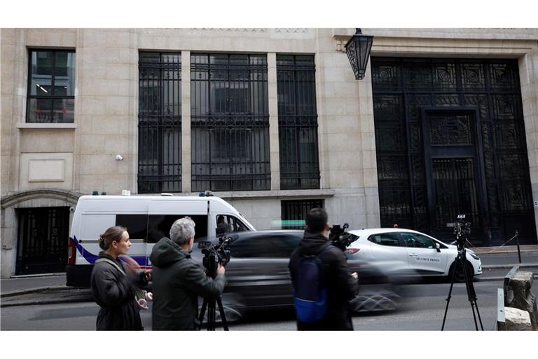 Bei einem Anschlagsversuch auf eine US-Bank in Paris wurden drei Verdächtige festgenommen.