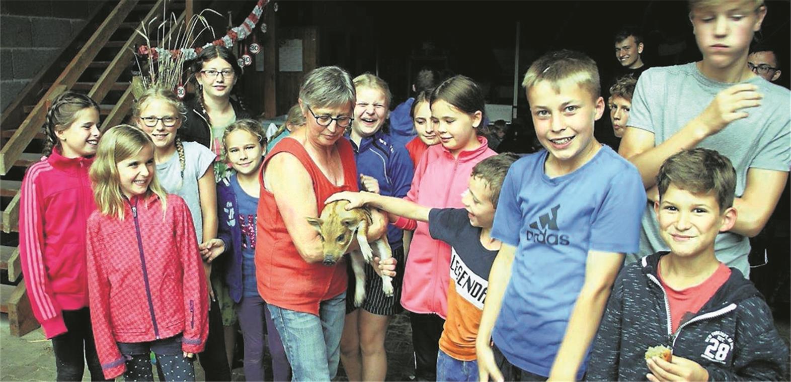 Von Wollschweinen und Kistenstapelrekorden Bei einem Besuch auf dem Biohof Vogel in Eberhardsweiler können sich die Mädchen und Jungen mit Wollschweinen bekannt machen. Fotos: privat