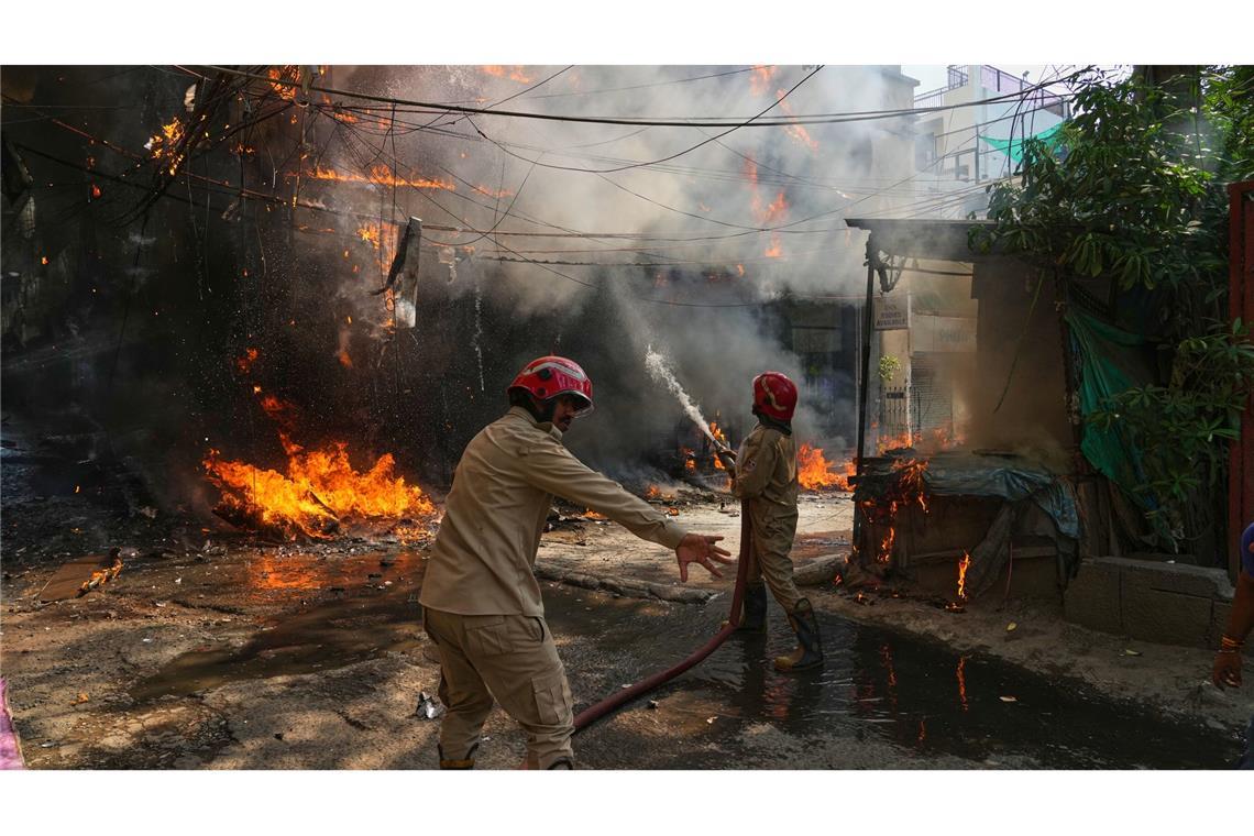 Bei einem Brand eines Gebäudes sind in Neu-Delhi zahlreiche Menschen gestorben.