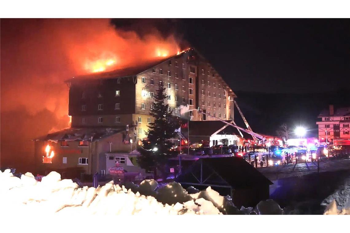 Zahl der Toten bei Hotel-Brand in Skigebiet steigt auf mehr als 70 Bei einem Brand in einem Hotel in der Türkei starben mindestens 76 Menschen.