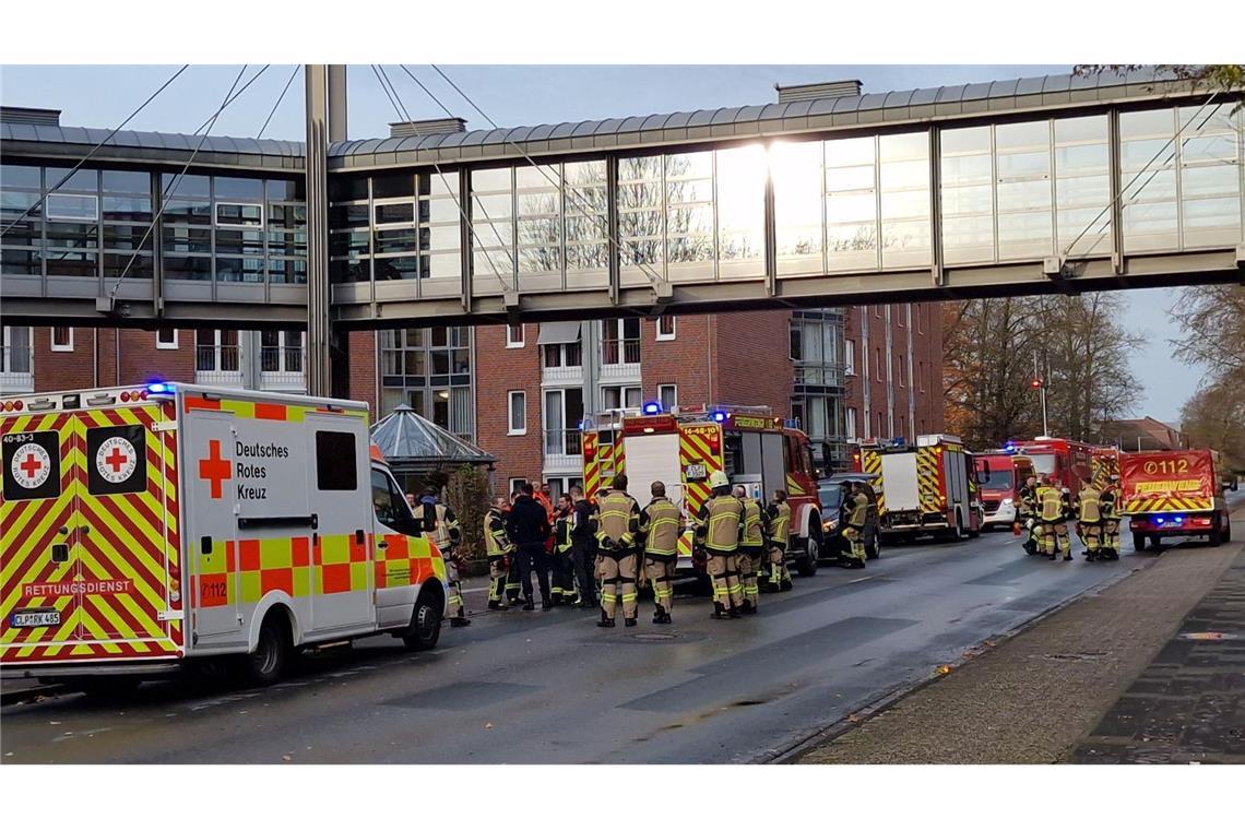 Feuer in Heim in Cloppenburg - Eine Tote und 30 Verletzte Bei einem Brand in einem Seniorenheim in Cloppenburg ist eine Frau gestorben und 30 Menschen wurden verletzt.