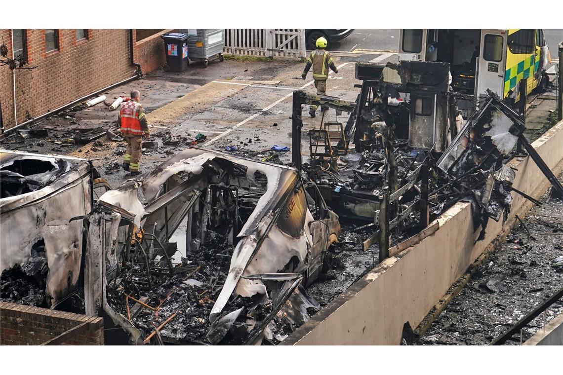 Bei einem Brandanschlag wurden mehrere Krankenwagen einer jüdischen Organisation in Brand gesetzt. (Archivbild)
