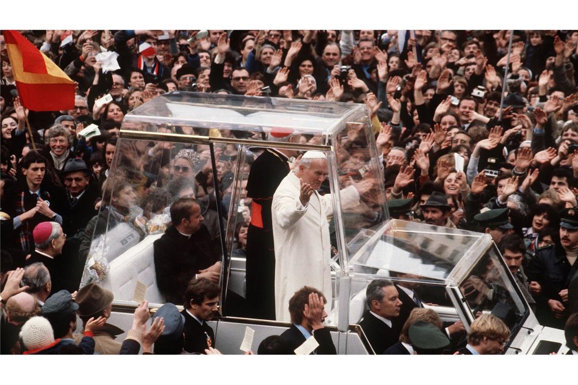 Papa mit neuem Mobil: Franziskus fährt jetzt voll Elektro Bei einem Deutschland-Besuch 1980 fährt der damalige Papst Johannes Paul II. in seinem gläsernen Papamobil durch Mainz. (Archivbild)