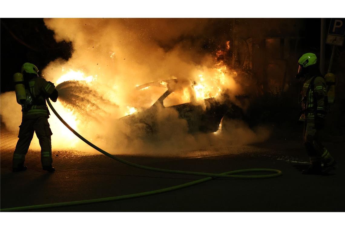 Brennendes Auto verursacht Schaden in Höhe von 2,5 Millionen Euro Bei einem Feuer im Kreis Schwäbisch Hall ist ein Millionenschaden entstanden (Symbolbild).