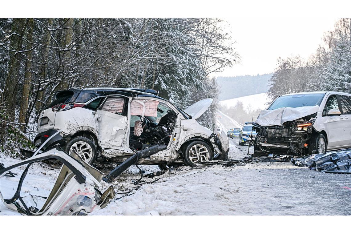 Bei einem Frontalzusammenstoß zweier Autos im bayerischen Landkreis Dingolfing-Landau sind zwei Menschen ums Leben gekommen.