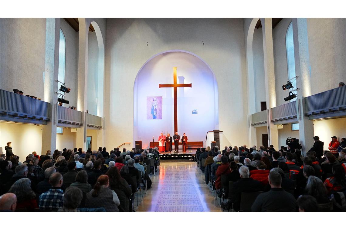 Haftbefehl nach Mannheimer Todesfahrt erlassen Bei einem Gedenkgottesdienst erinnerten viele Menschen an die Toten.