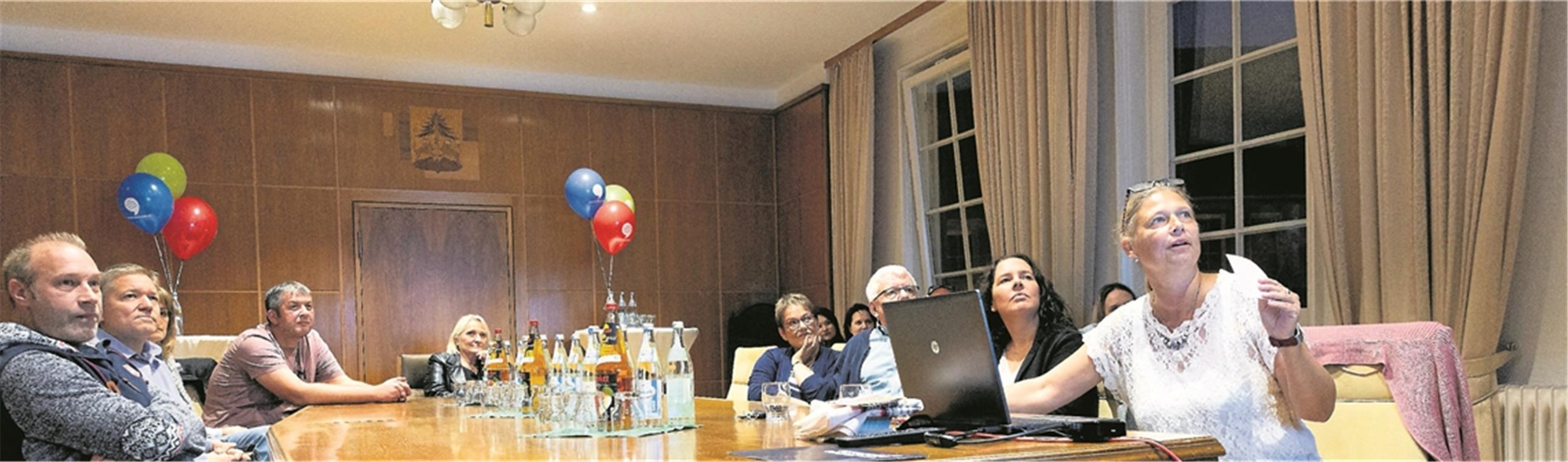 Bei einem gemeinsamen Treffen mit den Teilnehmern des lokalen Online-Marktplatzes erläutert Elke Kleinknecht (rechts), wie es mit den Arbeiten vorangeht. Foto. J. Fiedler