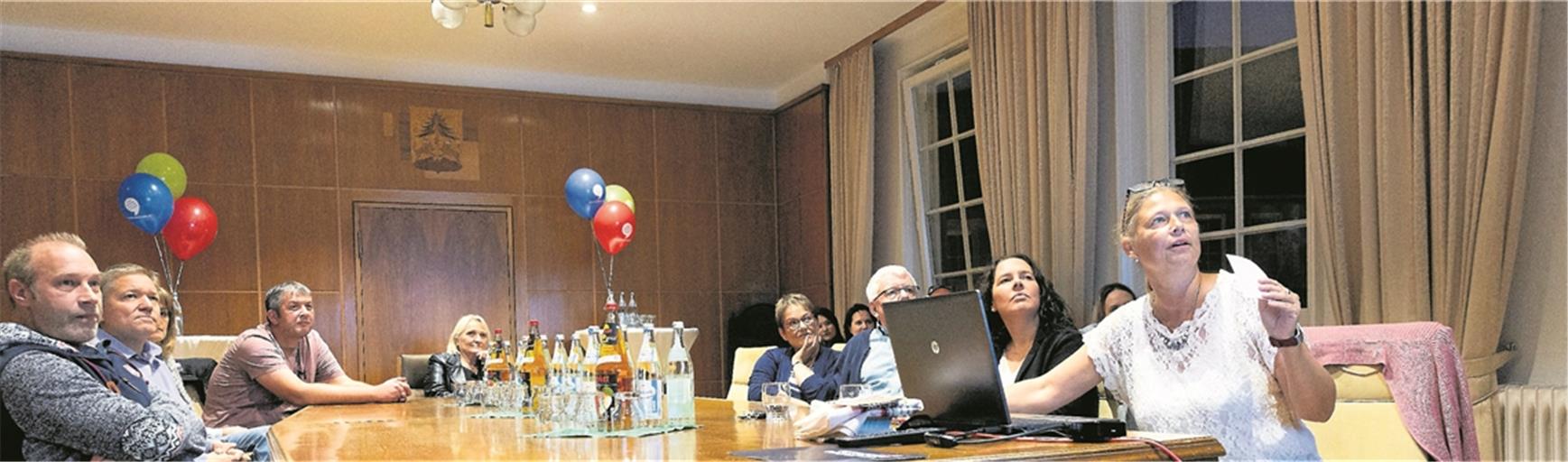 Bei einem gemeinsamen Treffen mit den Teilnehmern des lokalen Online-Marktplatzes erläutert Elke Kleinknecht (rechts), wie es mit den Arbeiten vorangeht. Foto. J. Fiedler