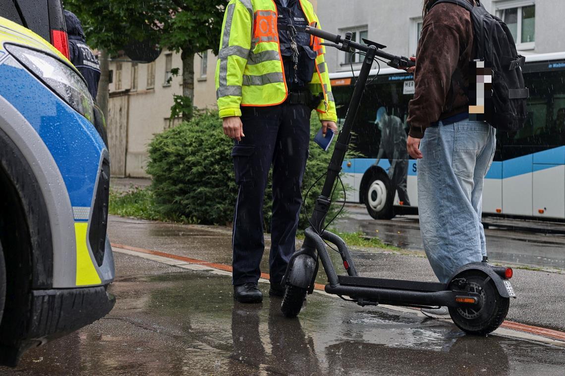 Bei einem getunten E-Scooter handelt es sich im ein zulassungspflichtiges Kraftrad - hier gezeigt ist die Kontrolle eines E-Scooters in Winnenden. Symbolfoto: Sofiia Shahaievska