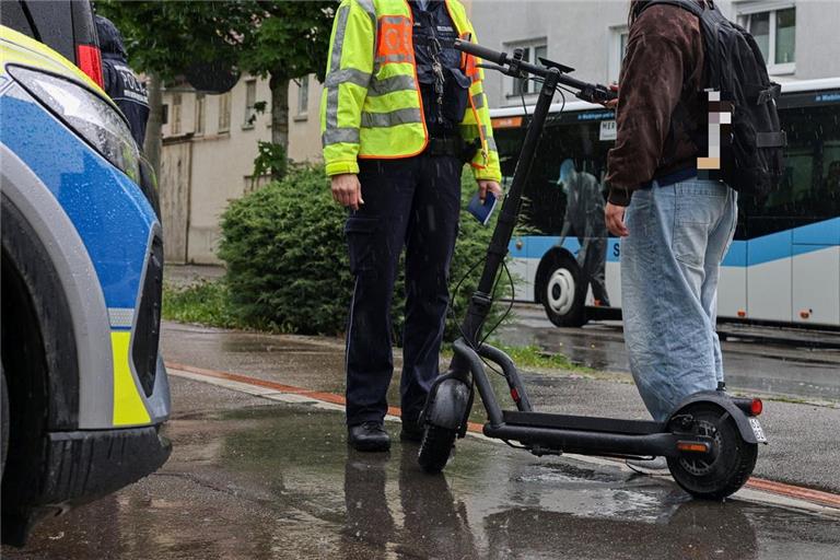 Bei einem getunten E-Scooter handelt es sich im ein zulassungspflichtiges Kraftrad - hier gezeigt ist die Kontrolle eines E-Scooters in Winnenden. Symbolfoto: Sofiia Shahaievska
