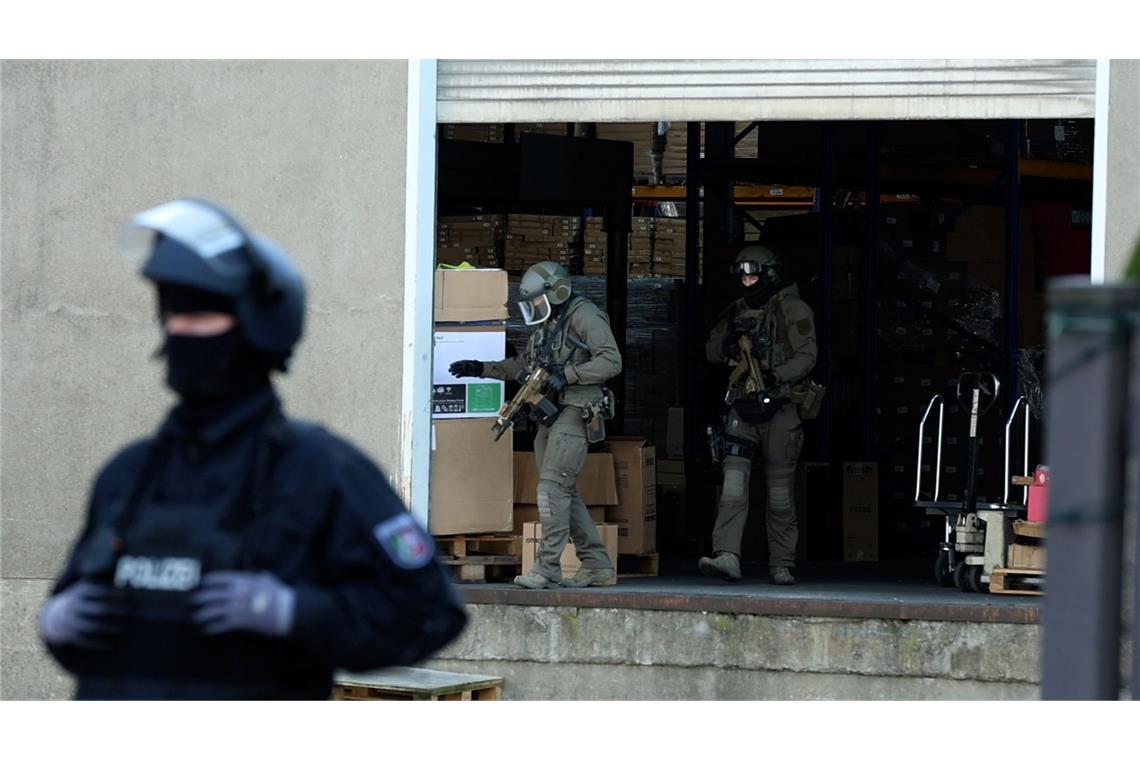 Großeinsatz im Ruhrgebiet - fünf Festnahmen Bei einem Großeinsatz der Polizei zur Bekämpfung der Drogenkriminalität im Ruhrgebiet sind fünf Verdächtige festgenommen worden.