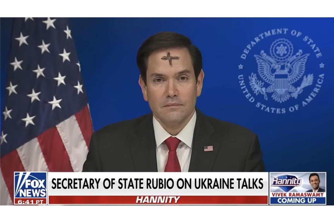 US-Außenminister irritiert mit Kreuz auf der Stirn – und mit seinen Aussagen Bei einem Interview mit Fox News verwunderte der Auftritt des US-Außenministers Marco Rubio.