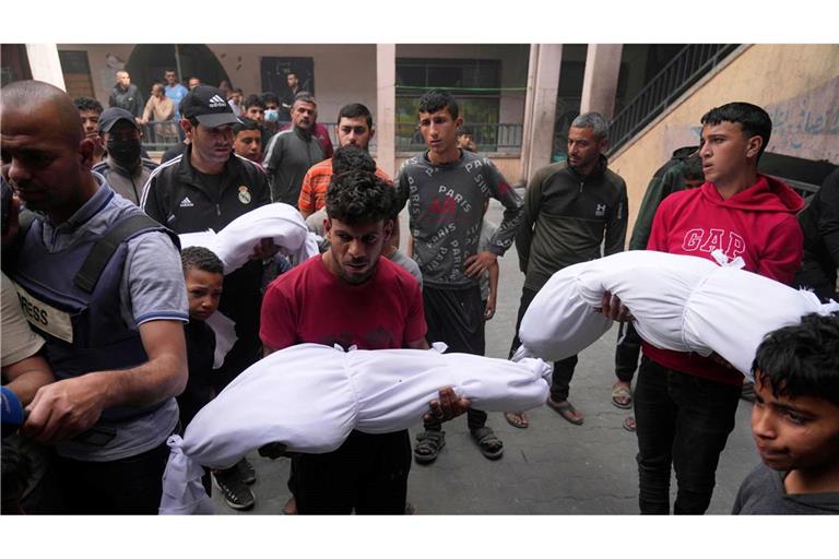 Bei einem israelischen Angriff in der Stadt Gaza hat es laut dem von der Hamas kontrollierten Zivilschutz mindestens 13 Tote gegeben.