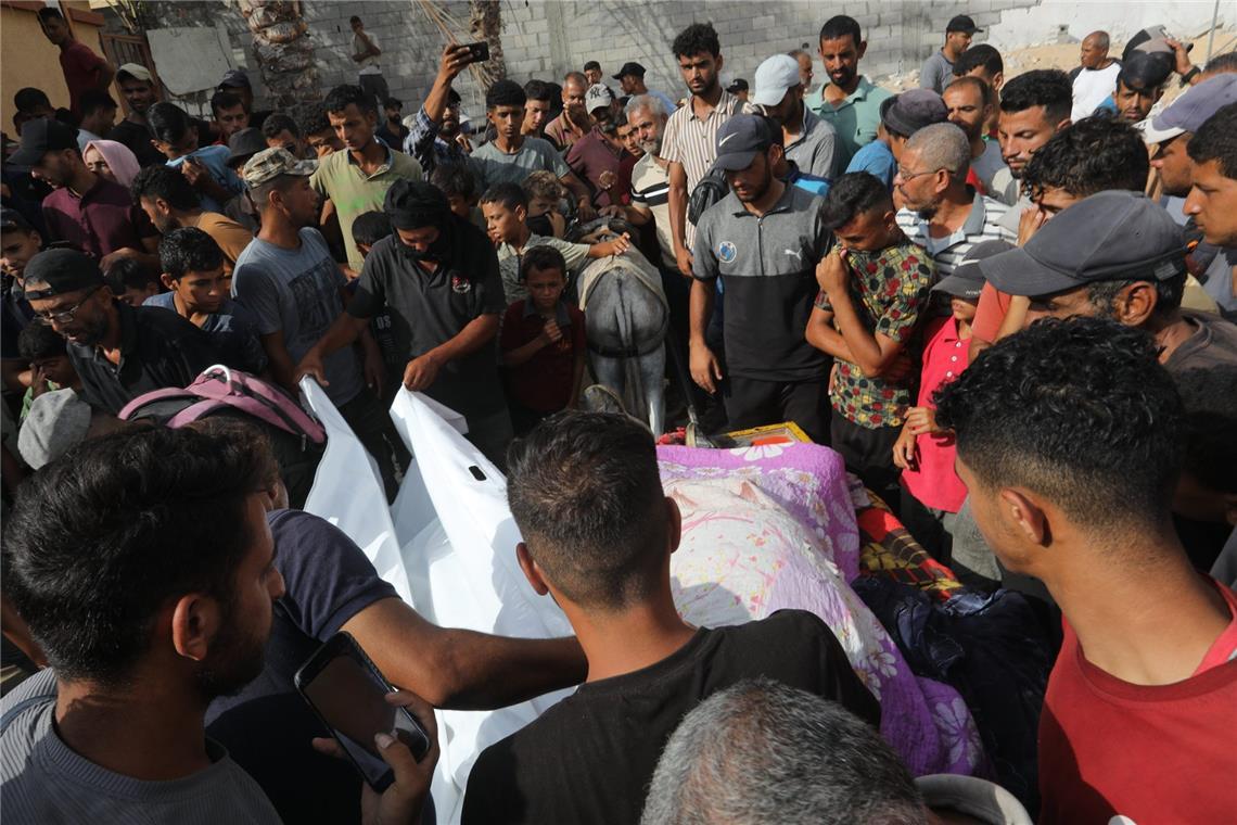 Israels Armee erklärt weitere Hamas-Geisel für tot Bei einem israelischen Luftangriff auf ein Schulgebäude im Gazastreifen sind nach palästinensischen Angaben Dutzende Menschen ums Leben gekommen.