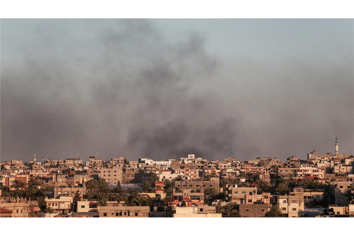 Israels Armee erklärt weitere Hamas-Geisel für tot Bei einem israelischen Luftangriff in der Stadt Rafah sind nach Angaben des Palästinensischen Roten Halbmonds Zelte geflüchteter Zivilisten getroffen worden.