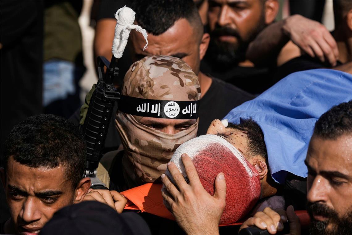 Israels Armee erklärt weitere Hamas-Geisel für tot Bei einem israelischen Luftangriff in Tubas im Westjordanland sind nach palästinensischen Angaben fünf Menschen im Alter von 18 bis 24 Jahren getötet worden.