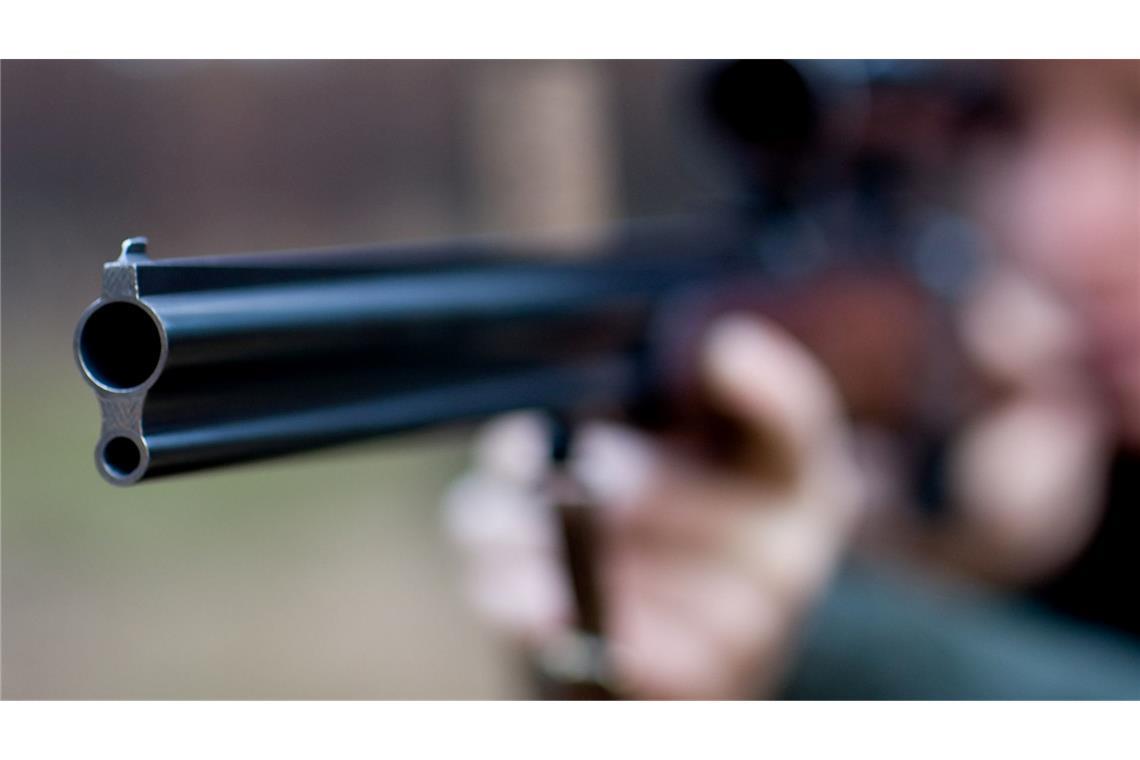 Kugel von entferntem Hochsitz trifft Jäger tödlich Bei einem Jagdunfall in Mecklenburg-Vorpommern ist ein 48-Jähriger ums Leben gekommen. (Symbolbild)