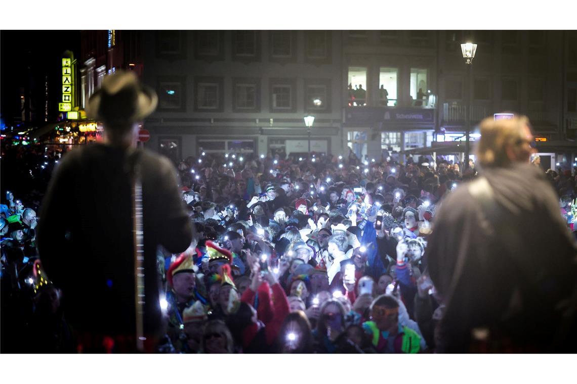 Bei einem Konzert der Kölner Band Brings in der Düsseldorfer Altstadt halten die Fans ihre Handylichter hoch.