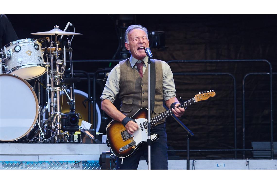Metallteil fällt bei Bruce Springsteen Konzert von der Decke Bei einem Konzert von Bruce Springsteen in der Veltins Arena ist ein Metallteil von der Decke gefallen. (Archivbild)