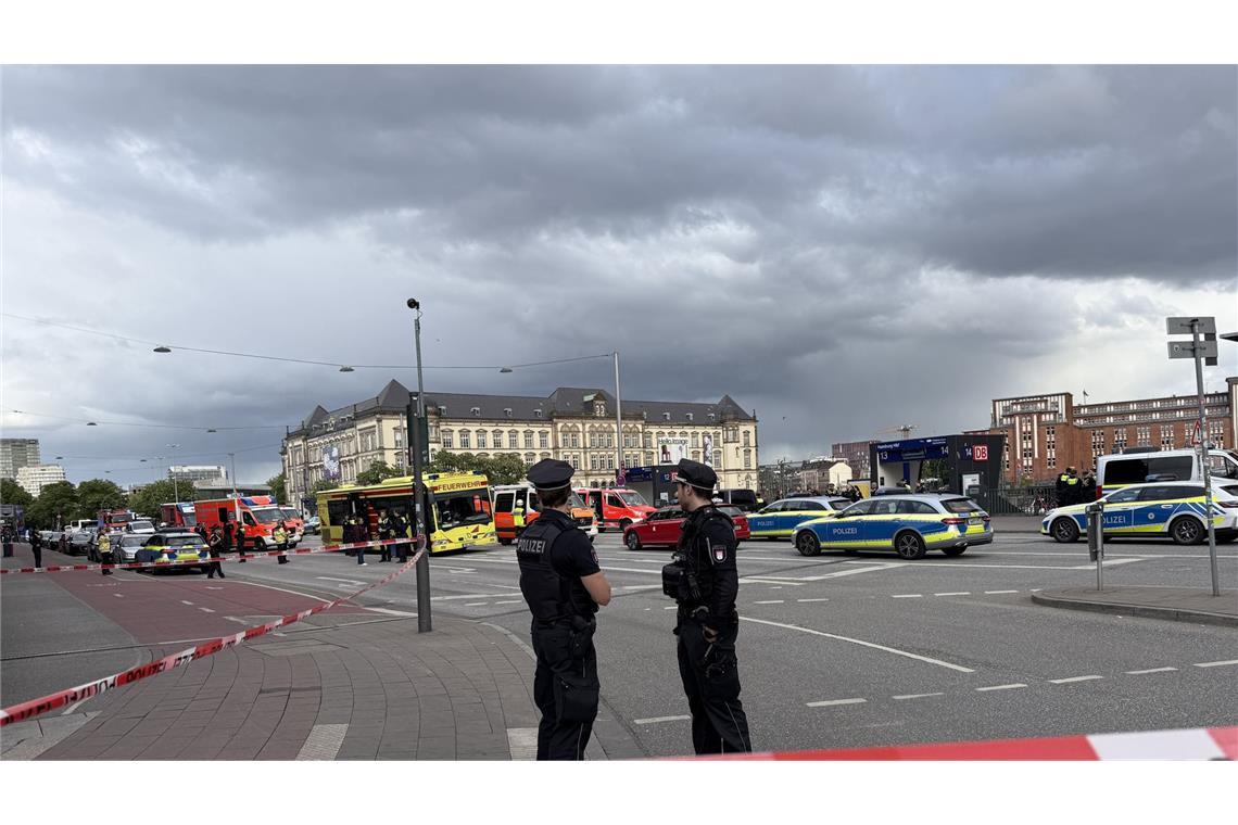 Merz bestürzt über Messerangriff in Hamburg mit vielen Verletzten Bei einem Messerangriff im Hamburger Hauptbahnhof sind mehrere Menschen schwer verletzt worden.