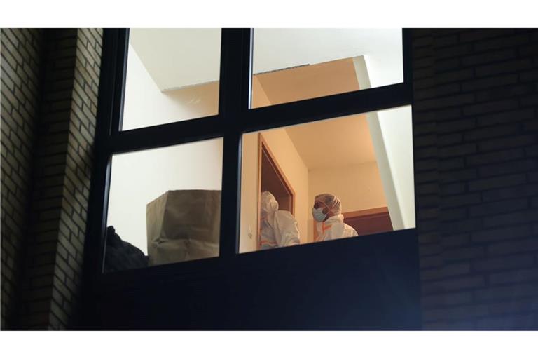 Bei einem Polizeieinsatz in Hamburg ist eine Frau wegen des Verdachts festgenommen worden, einen Mann getötet zu haben.