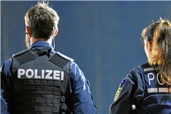 Bei einem Polizeieinsatz wird eine Polizistin leicht verletzt. Symbolfoto: Tobias Sellmaier