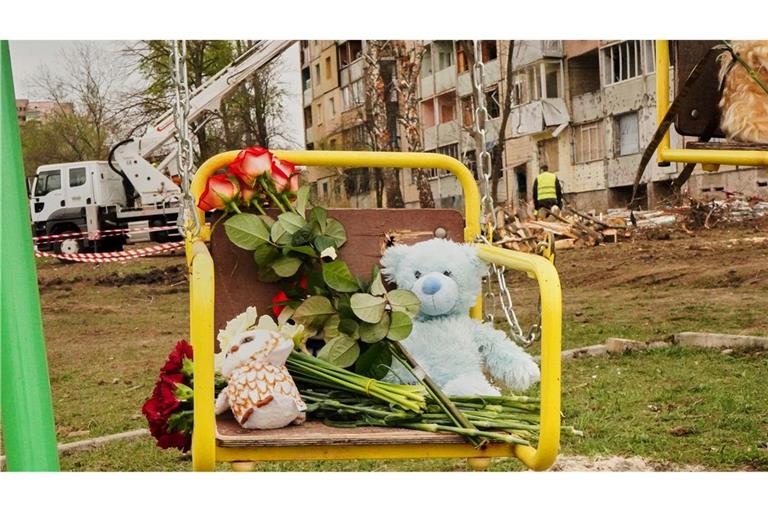Bei einem russischen Luftangriff in der Ukraine sind mehrere Kinder und Jugendliche getötet worden.
